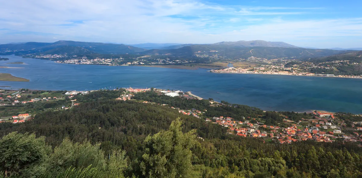 Desembocadura del río Miño vista desde el monte Santa Trega, en A Guarda
